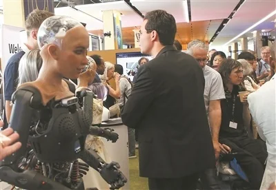 2023年7月，联合国在瑞士日内瓦召开了“人工智能向善（AI for Good）”全球峰会。人形机器人成为峰会展示厅的绝对主角。 科技日报驻法国记者 李宏策 摄